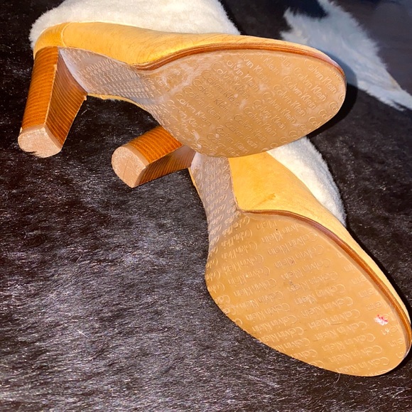 Vegan Fur ankle Bootie - Picture 6 of 6